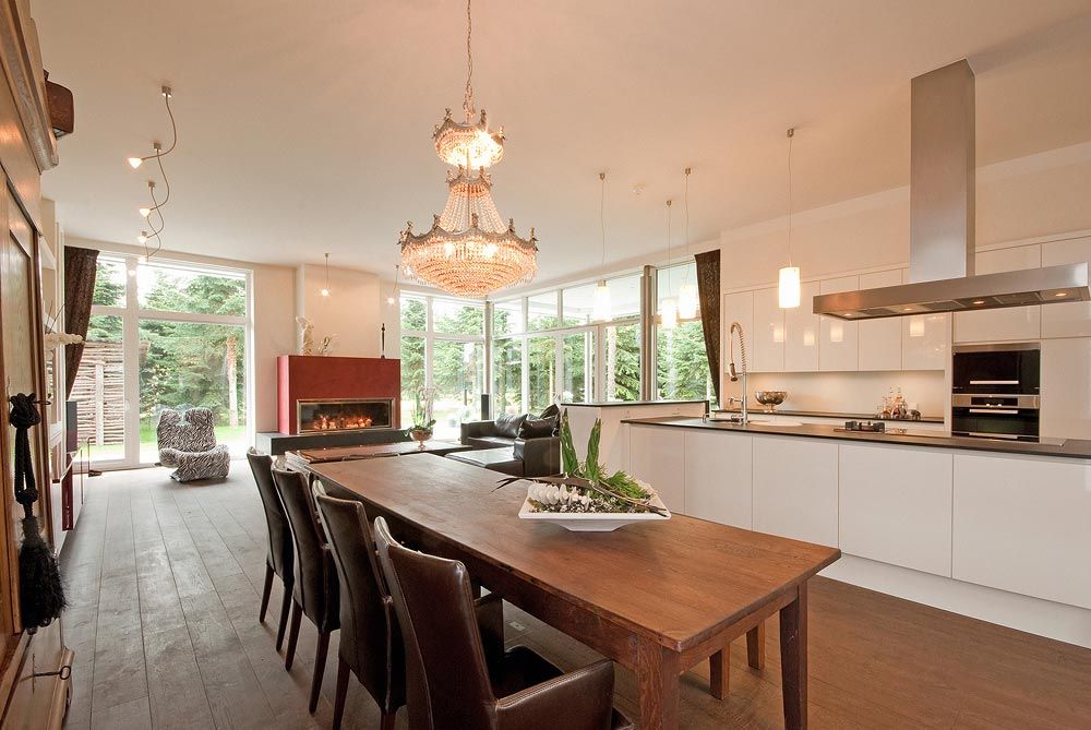 Eine Küche mit einem langen Holztisch und Stühlen