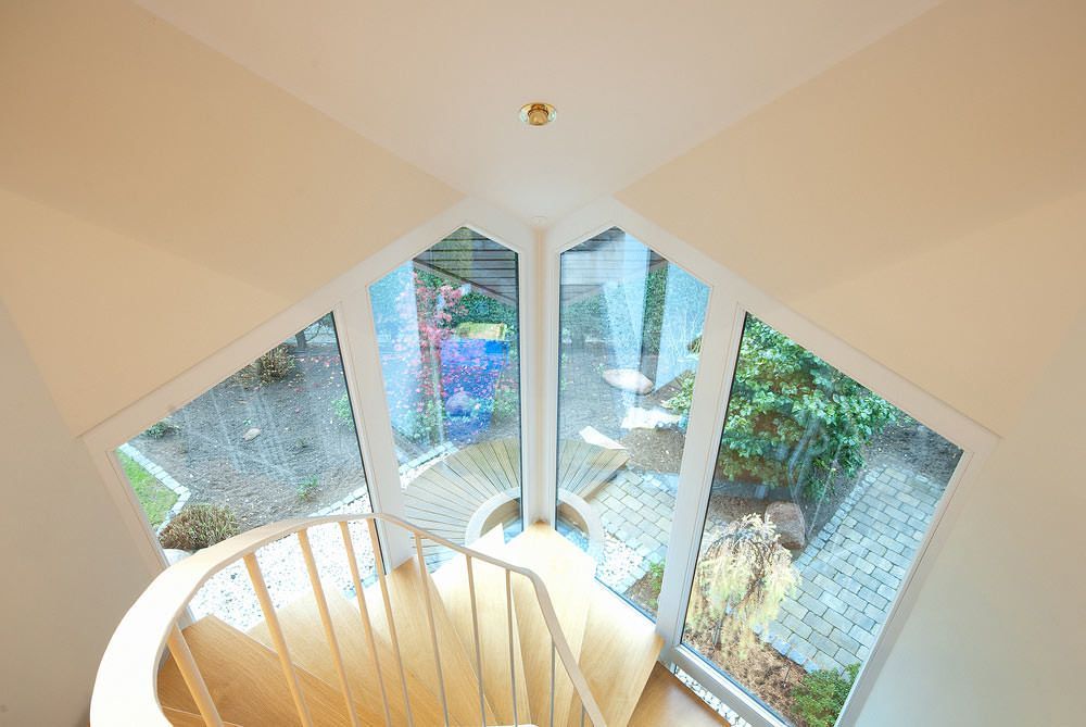 Eine Wendeltreppe in einem Raum mit einem großen Fenster.