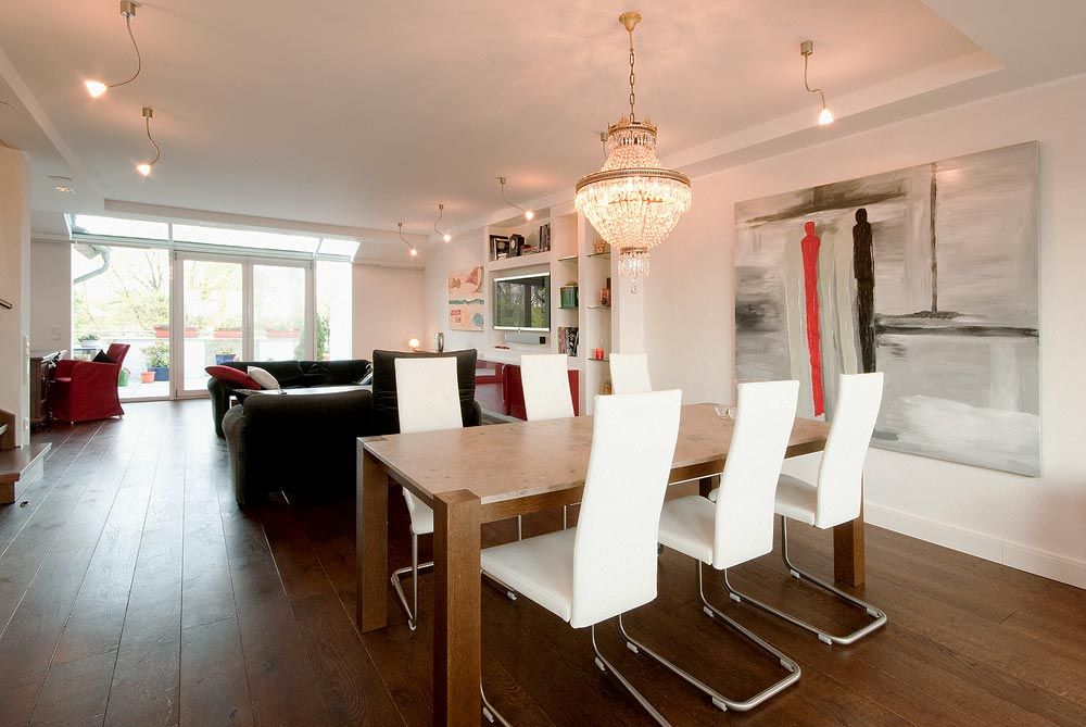 Ein Esszimmer mit Tisch und Stühlen und einem Kronleuchter