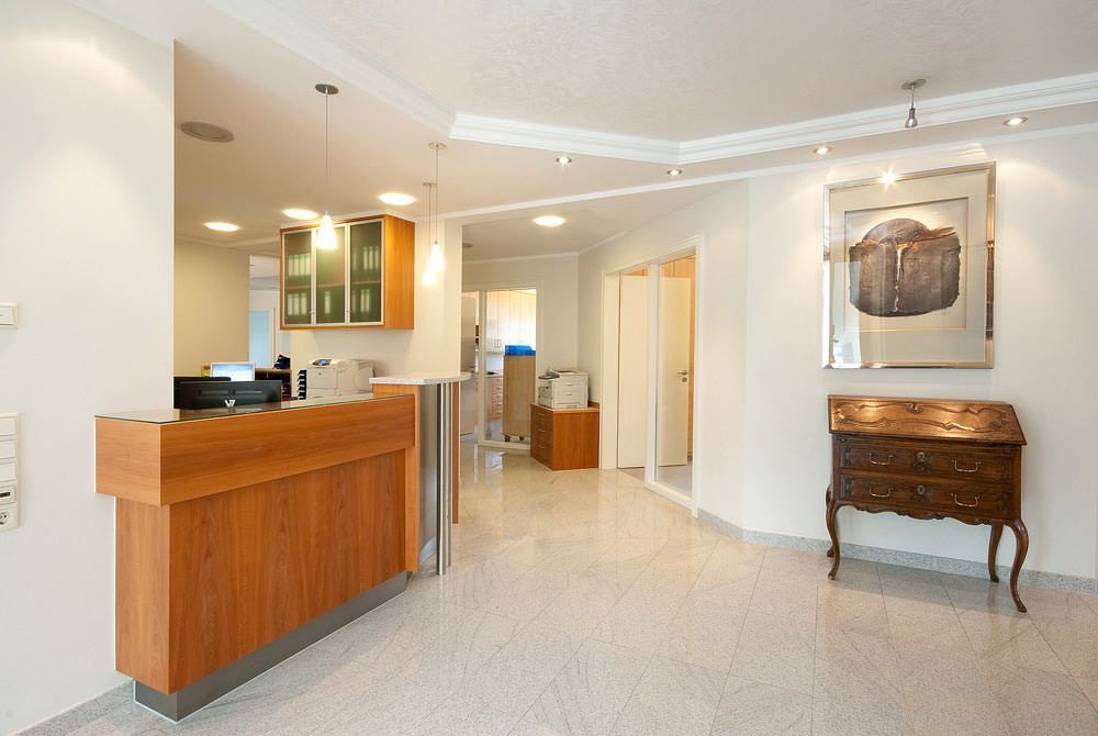 Ein großer Raum mit einer Holztheke in der Mitte