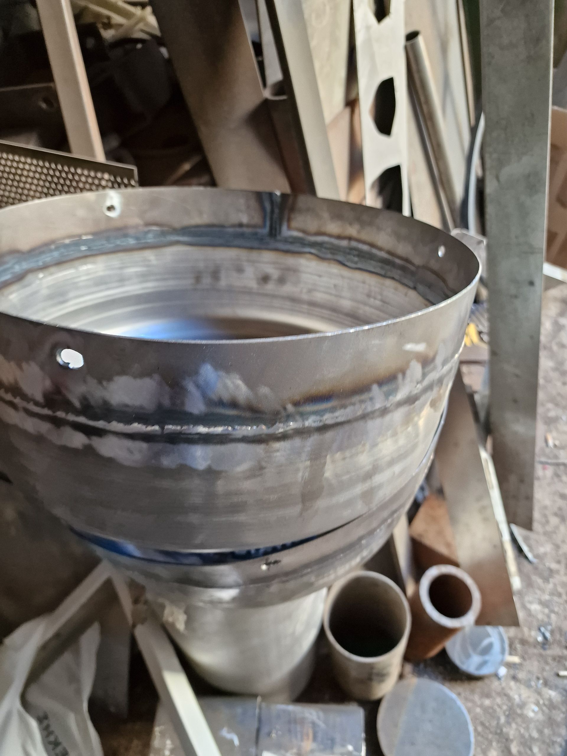 Μεταλλική δομή σε σχήμα μπολ, συγκολλημένη μεταξύ τους, με αρκετές τρύπες γύρω από το πάνω χείλος.