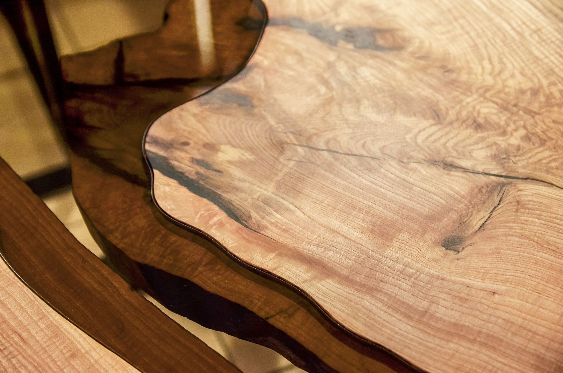 Eine Nahaufnahme eines Holzstücks auf einem Tisch.