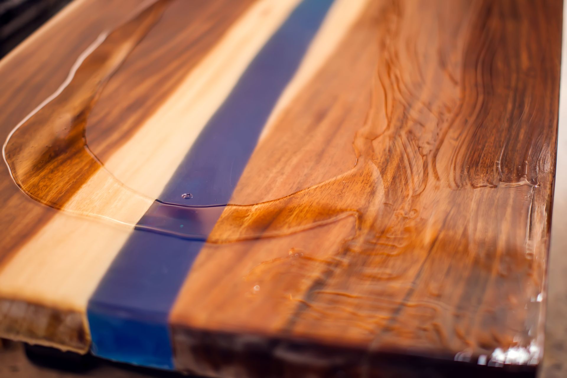 Ein Holztisch mit einem blau-weißen Streifen.