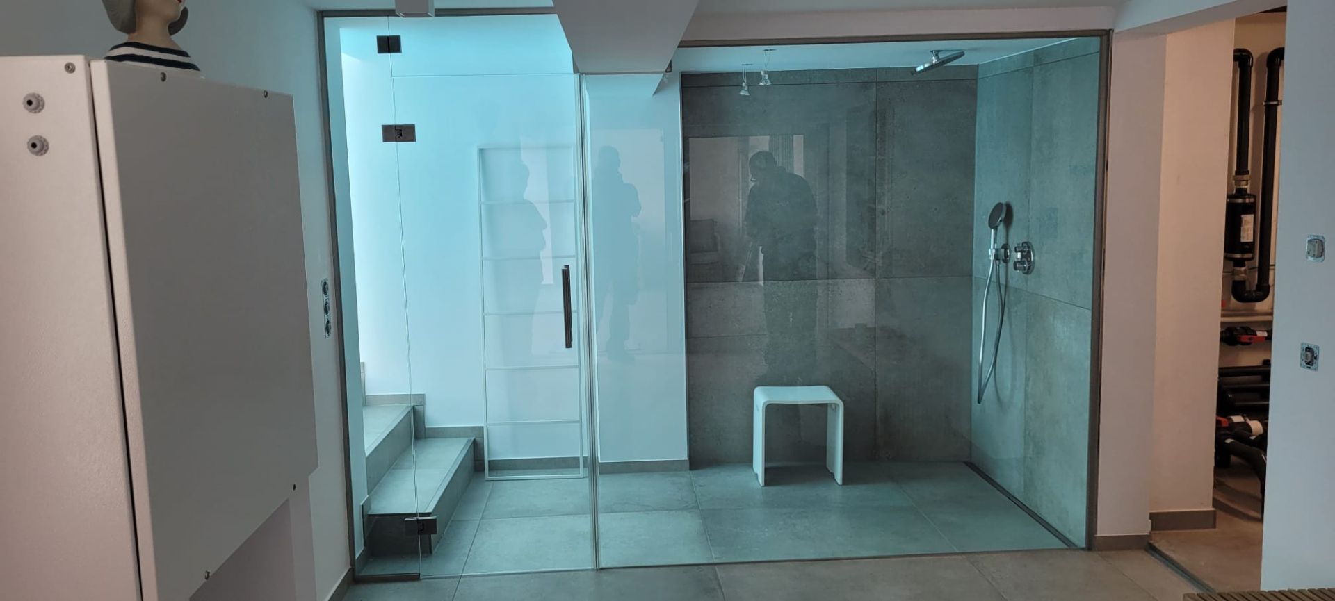 Glaswand in einem Badezimmer, Foto von der Glaserei Gustav Blech GmbH