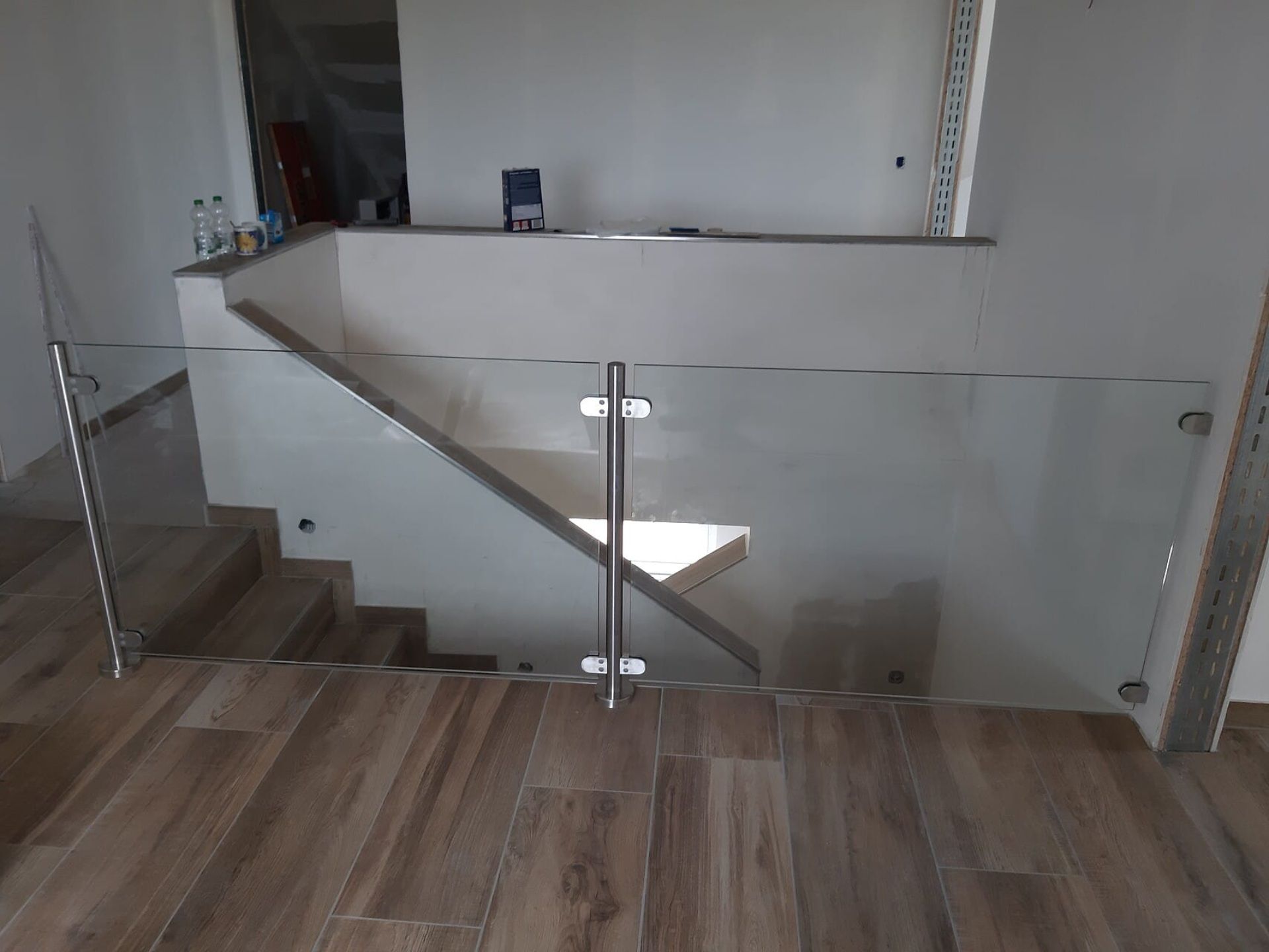 Glasgeländer neben einer Treppe, Foto von der Glaserei Gustav Blech GmbH