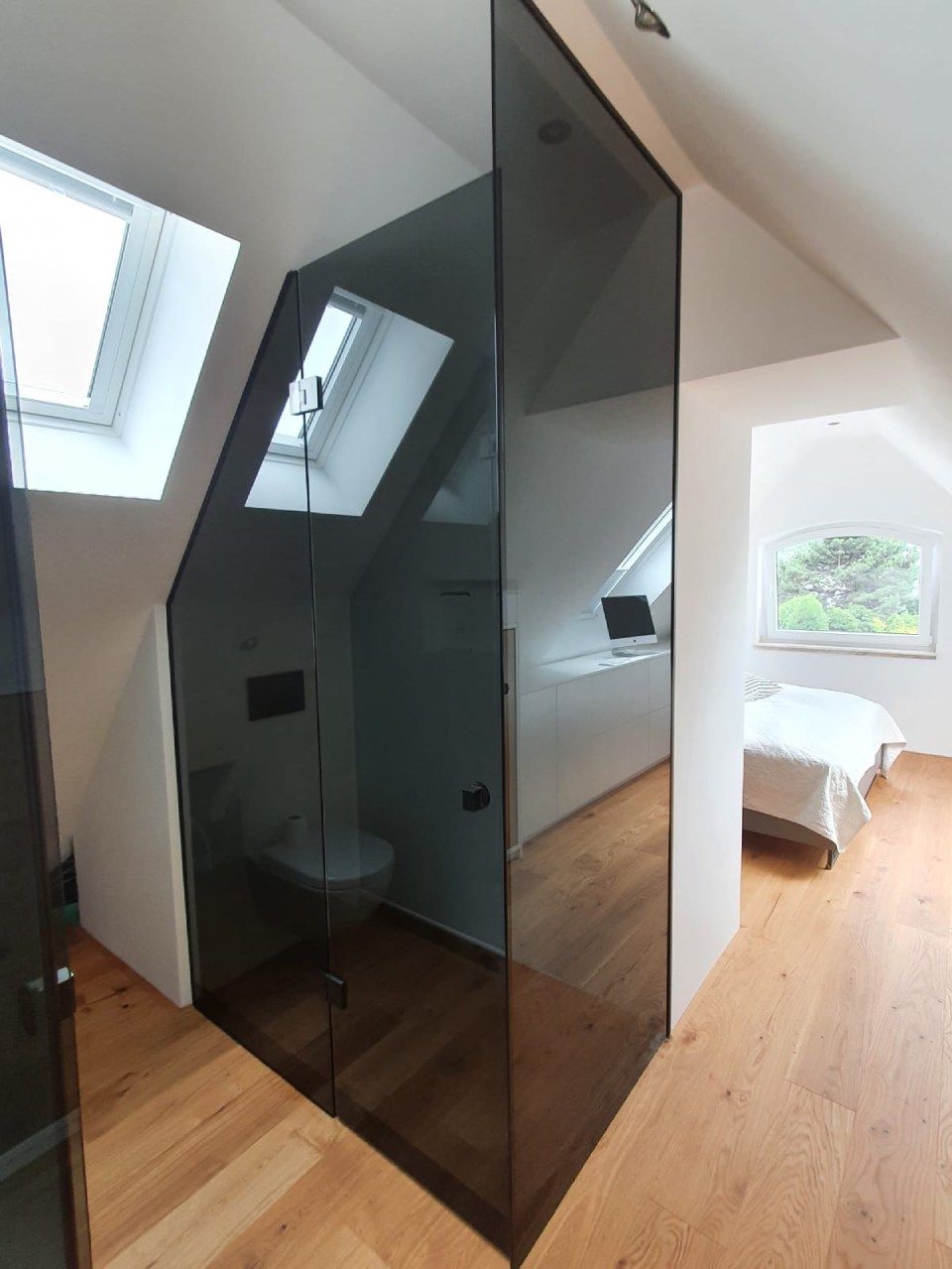 Glaswand für Toiletten in einem Raum, Foto von der Glaserei Gustav Blech GmbH