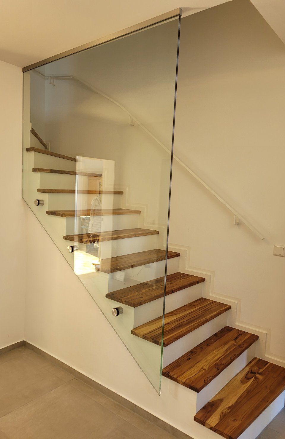 Glaswand neben einer Treppe, Foto von der Glaserei Gustav Blech GmbH