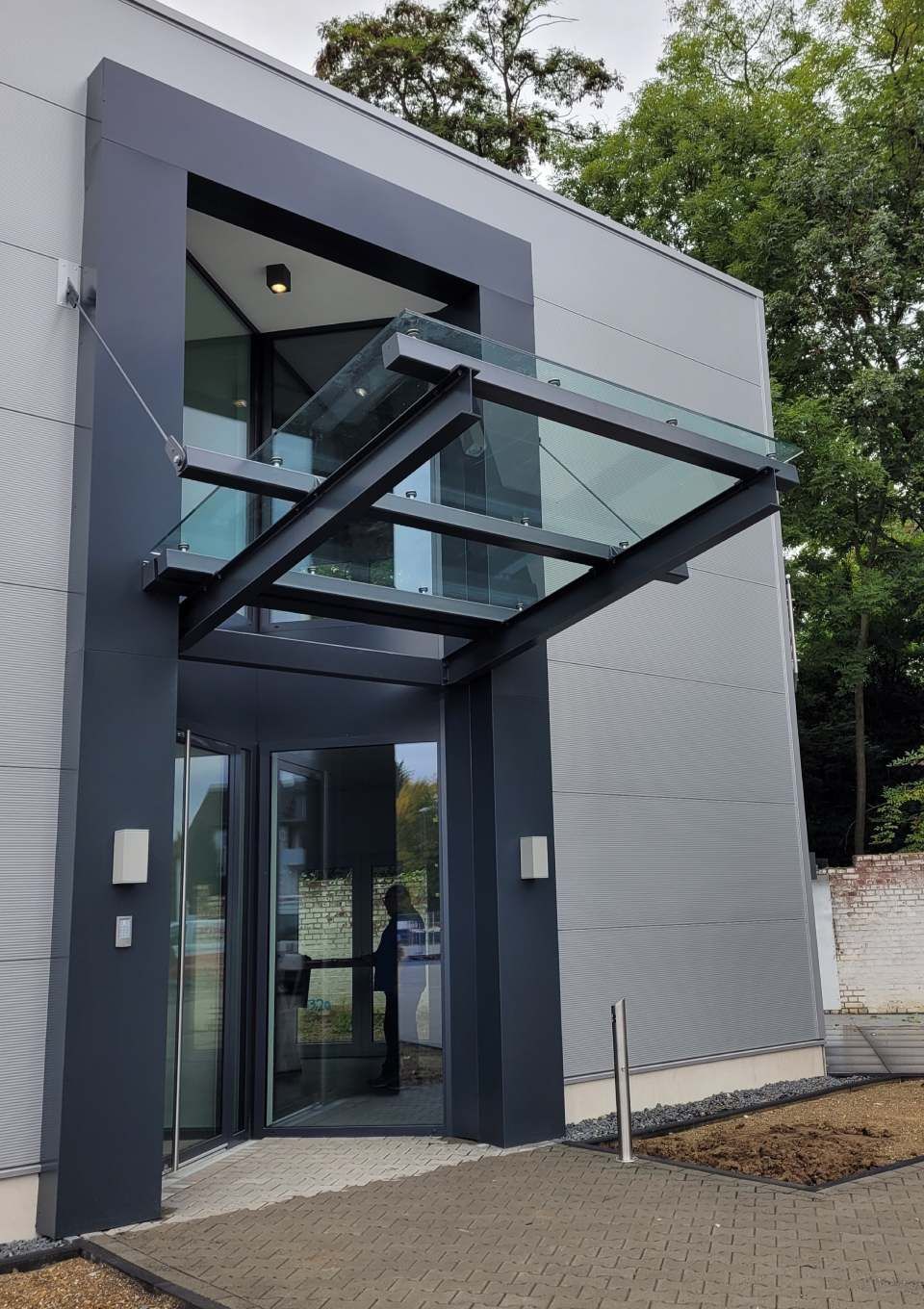 Eingangsbereich aus Glas, Foto von der Glaserei Gustav Blech GmbH