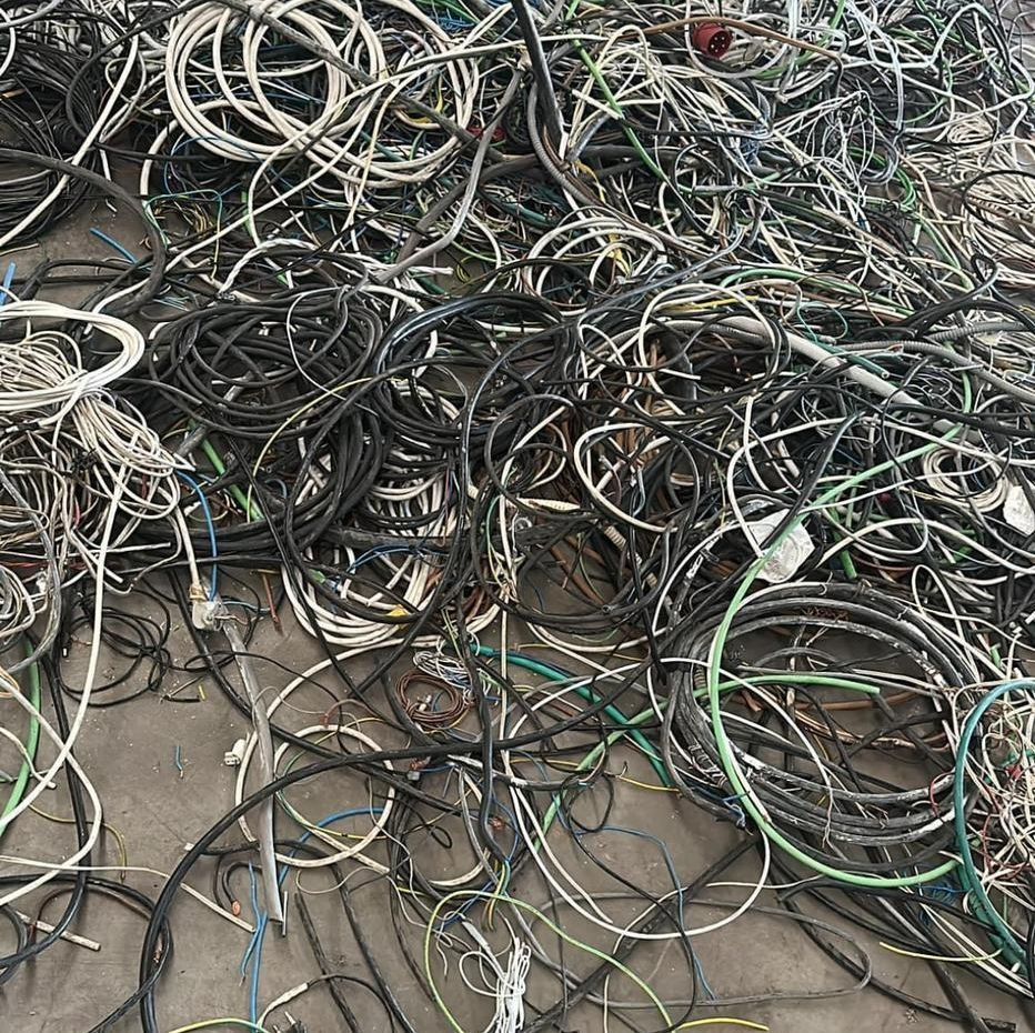 Un montón de cables y alambres en el suelo.