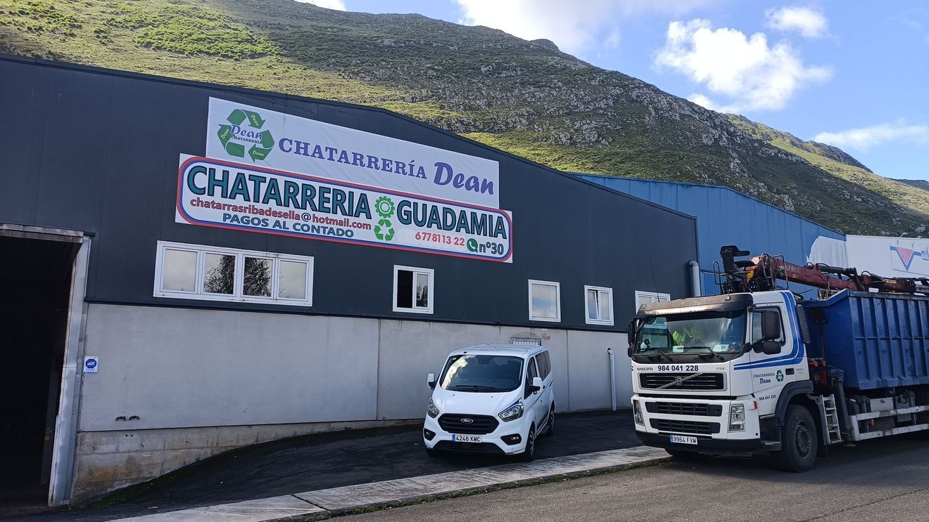 Un camión está estacionado frente a un edificio con un cartel en él.