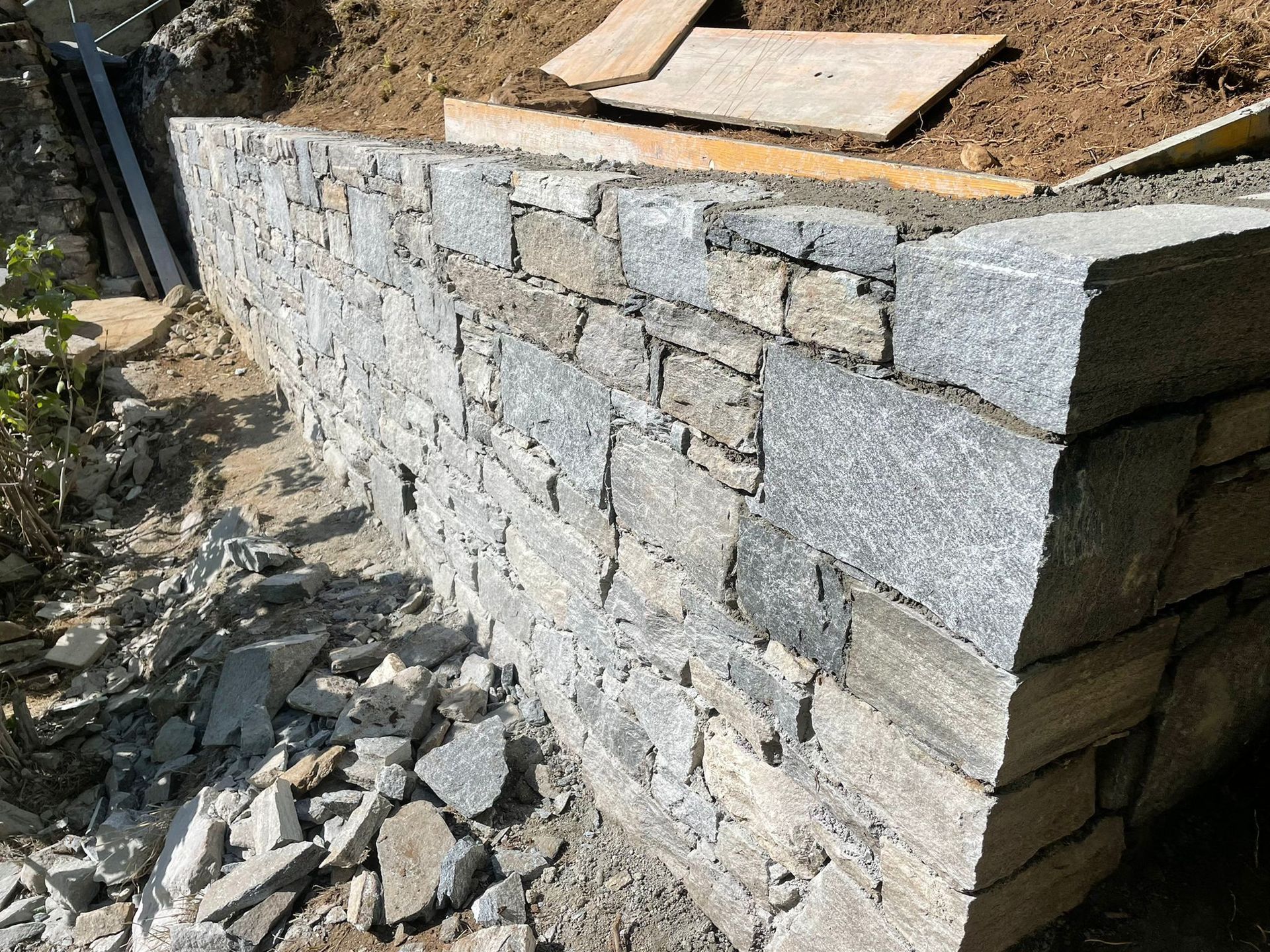 Muro di contenimento in pietra in costruzione.
