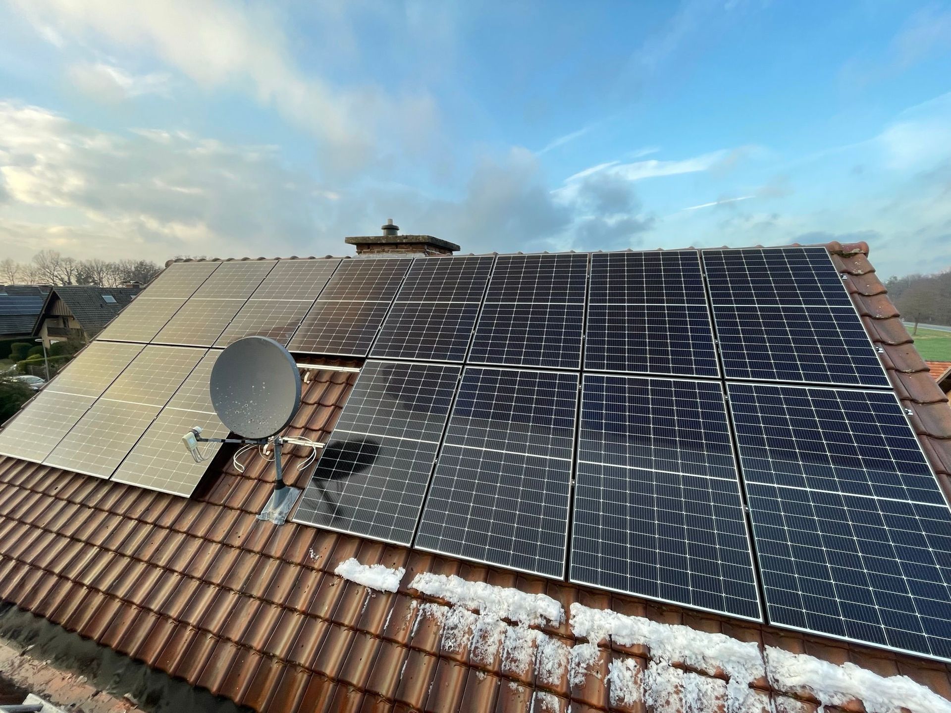 Auf dem Dach eines Hauses befinden sich viele Solarmodule.