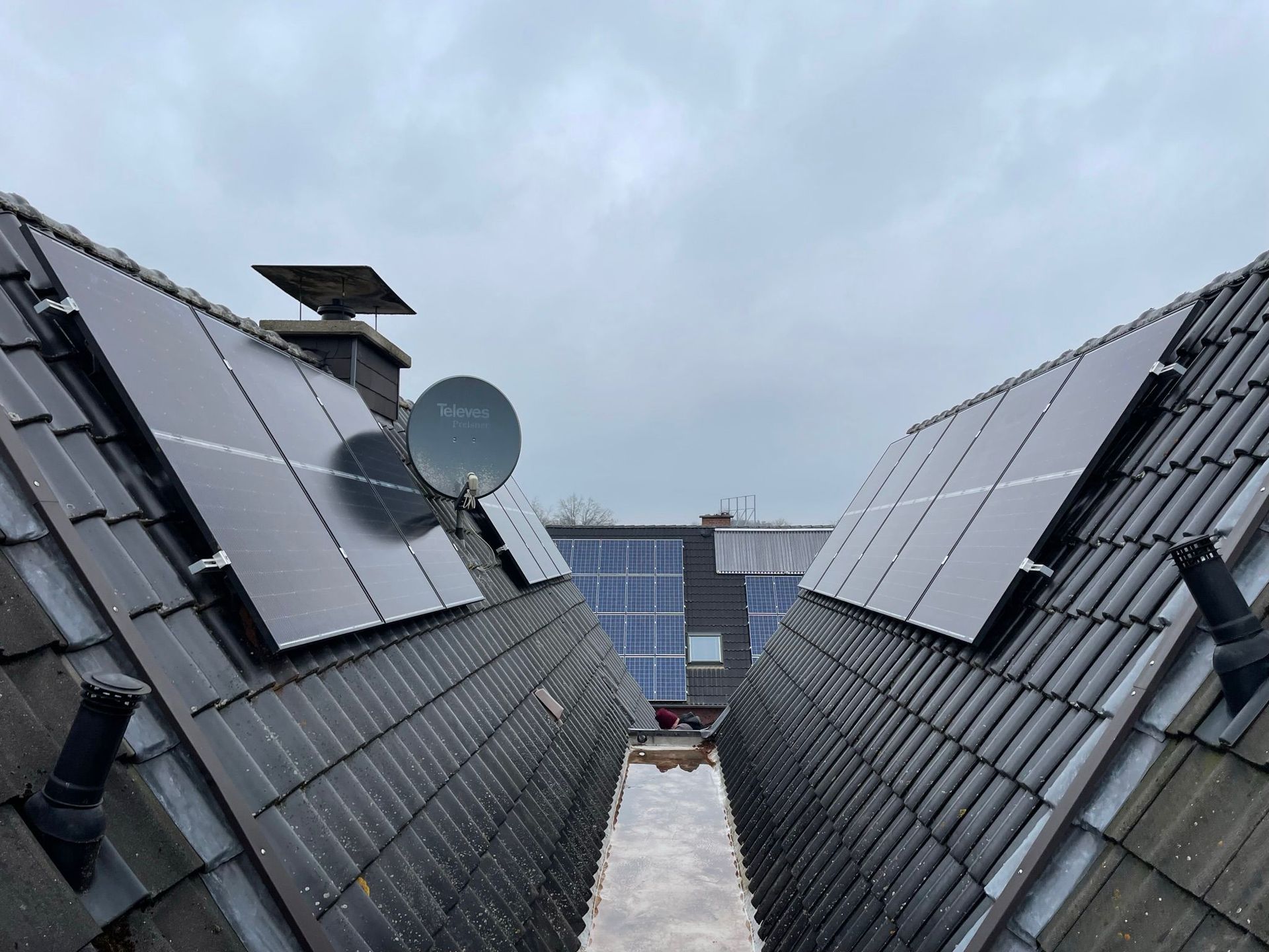 Eine Reihe von Solarmodulen auf dem Dach eines Gebäudes.