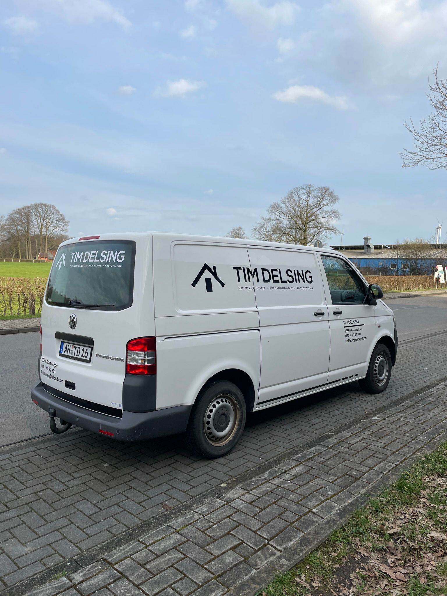 Ein weißer Lieferwagen steht am Straßenrand.