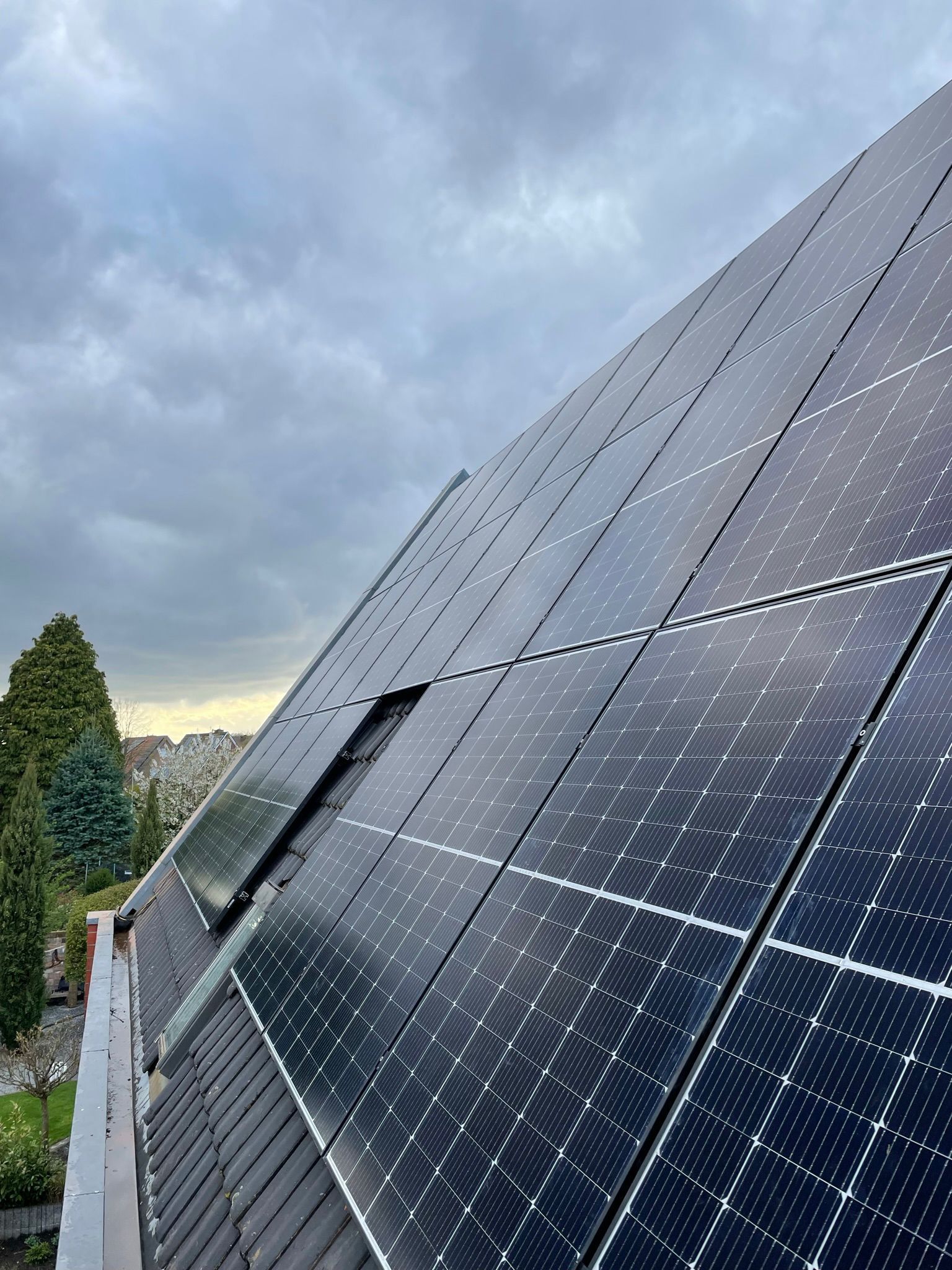 Auf dem Dach eines Gebäudes befinden sich viele Solarmodule.