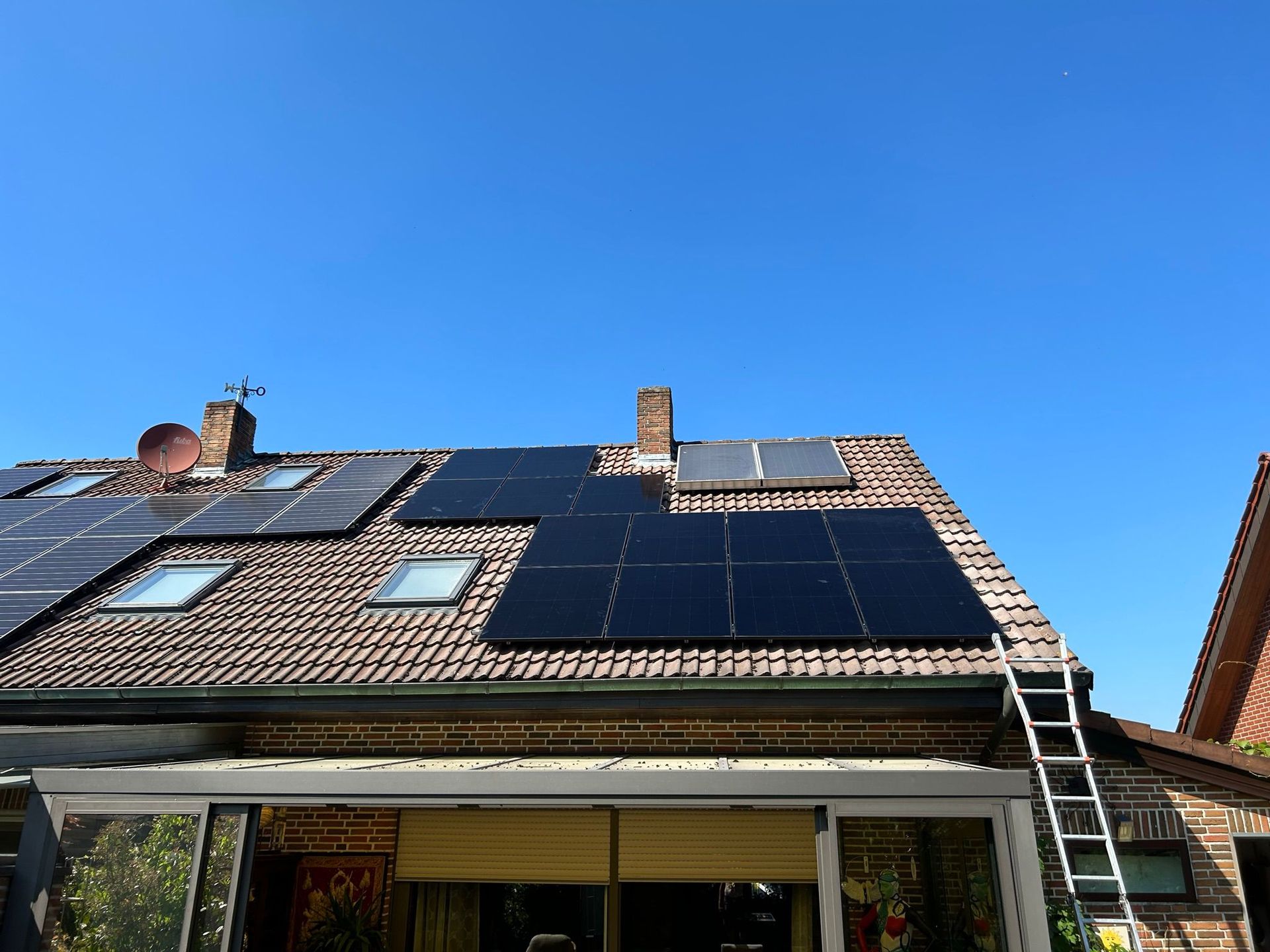 Ein Haus mit vielen Sonnenkollektoren auf dem Dach