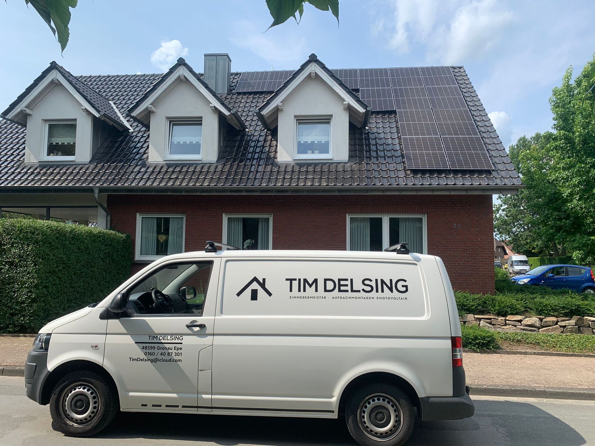 Ein Tim Delsing Van steht vor einem Haus