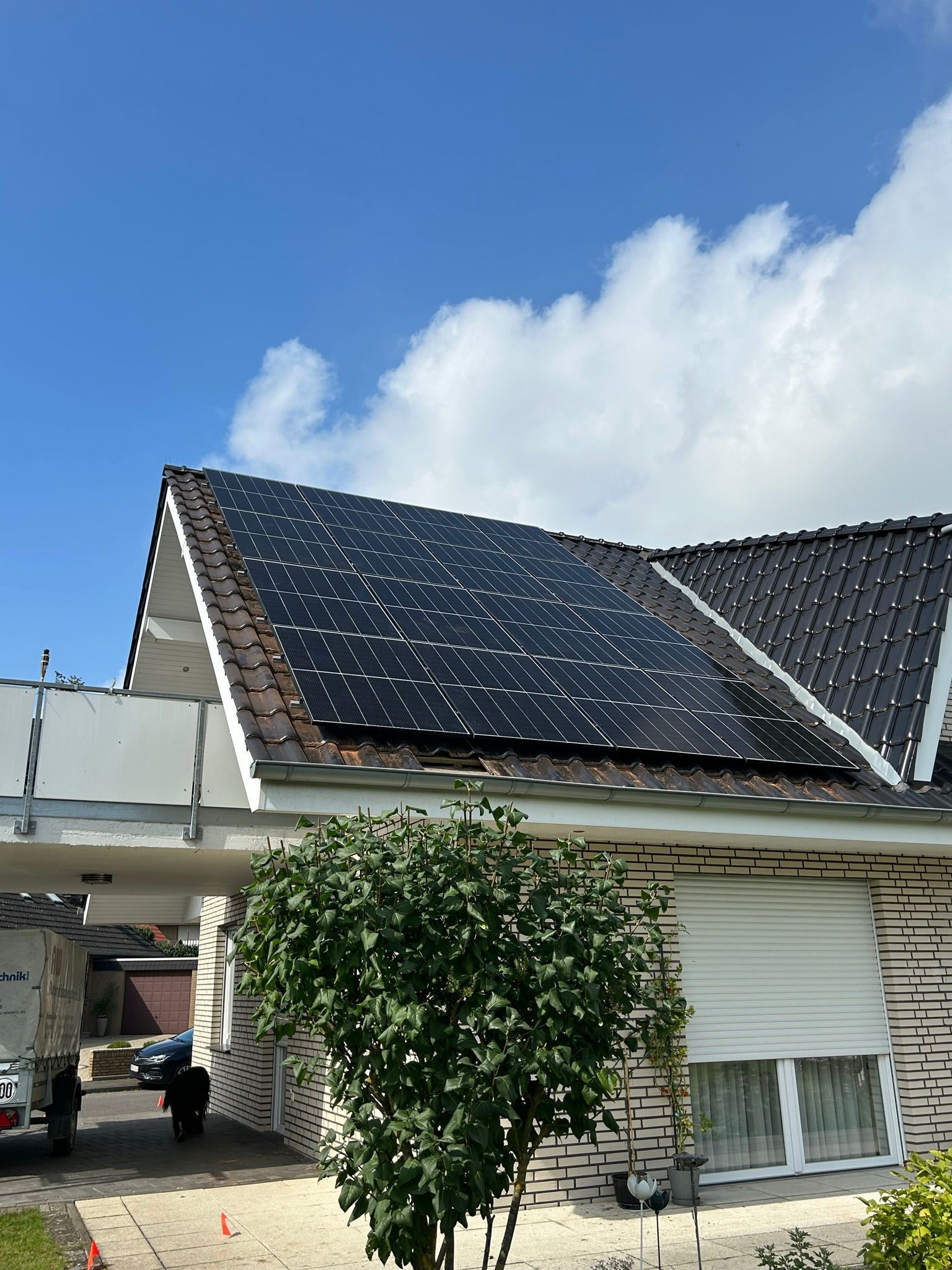 Ein Haus mit vielen Sonnenkollektoren auf dem Dach