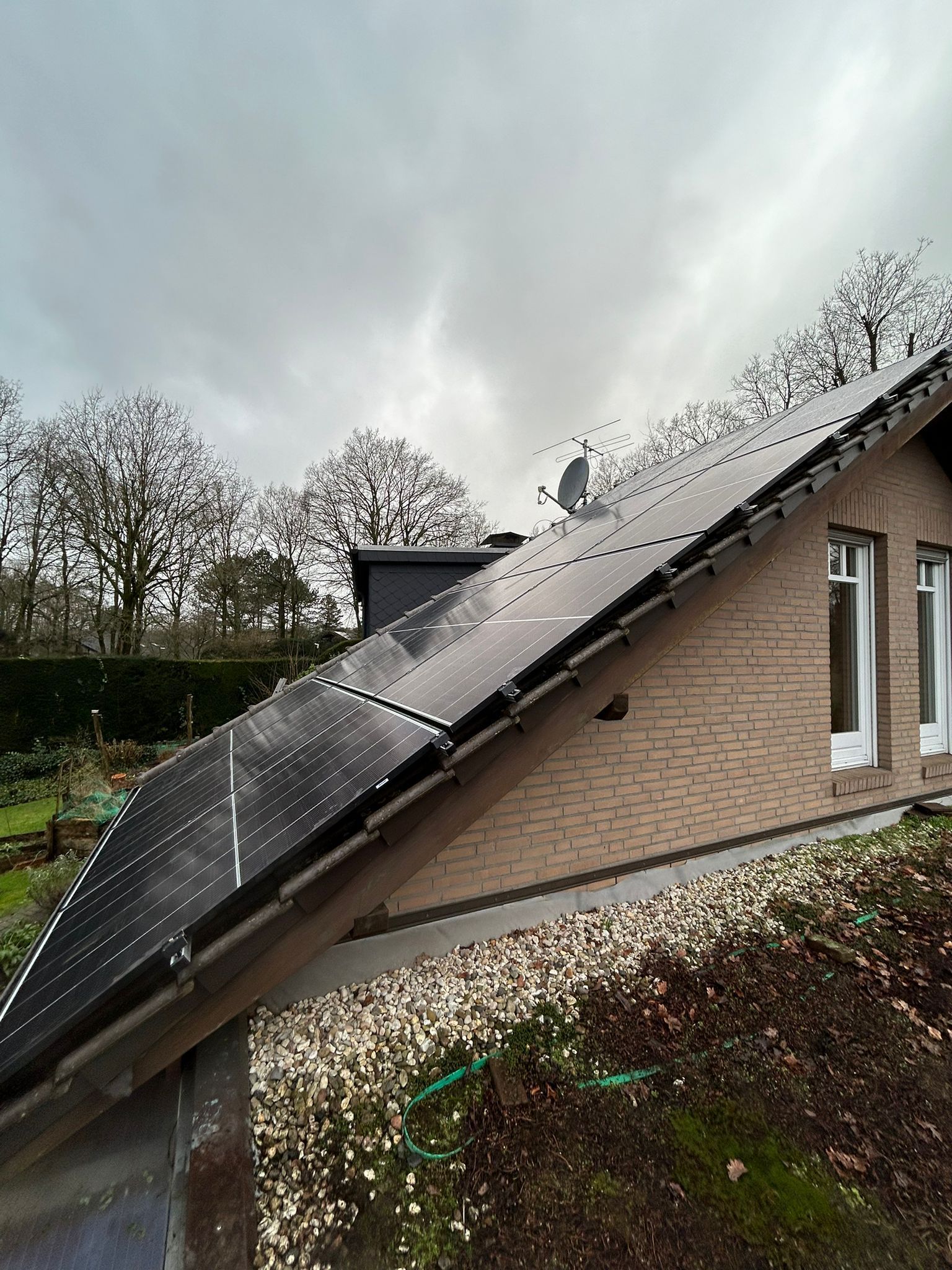 Ein Haus mit vielen Solarmodulen auf dem Dach.