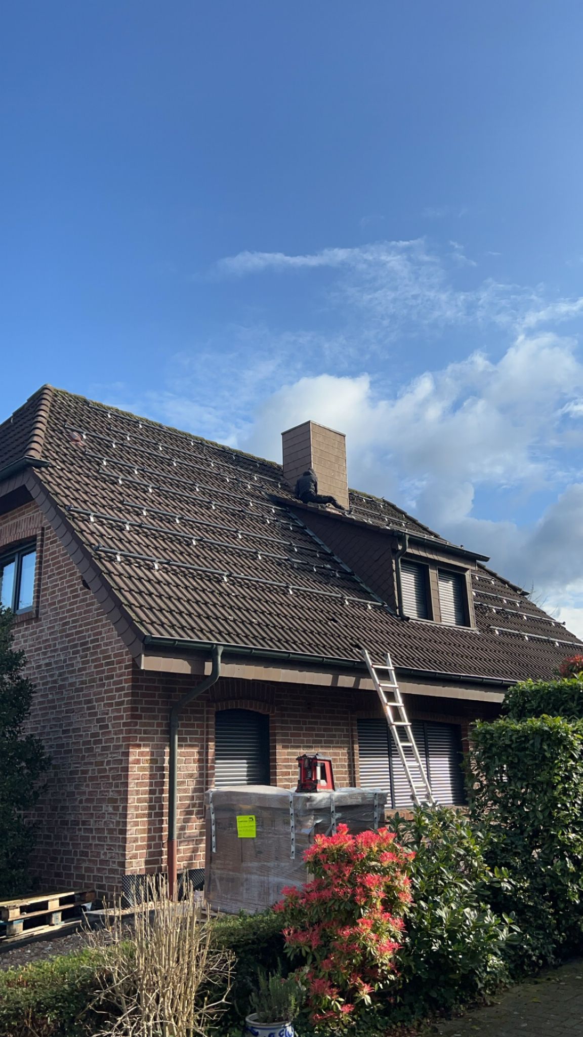 Ein Backsteinhaus mit einem Schornstein auf dem Dach.