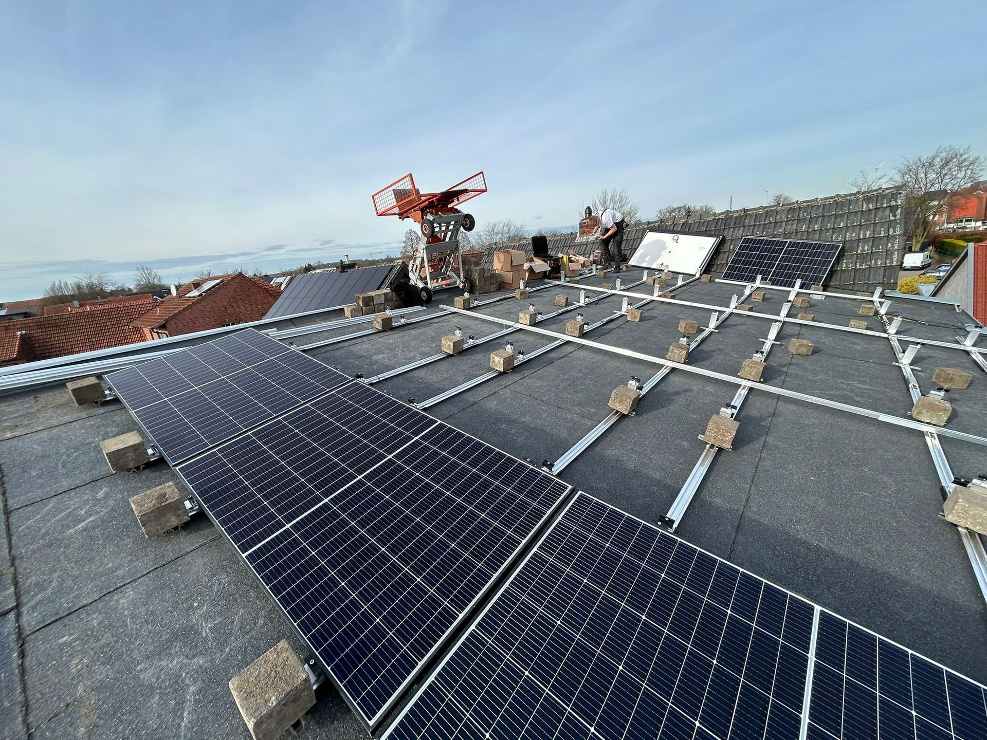 Auf einem Dach befindet sich eine Reihe von Solarmodulen.