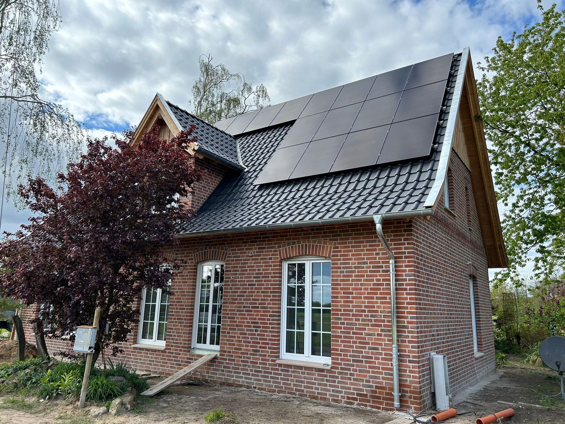 Ein Backsteinhaus mit Sonnenkollektoren auf dem Dach