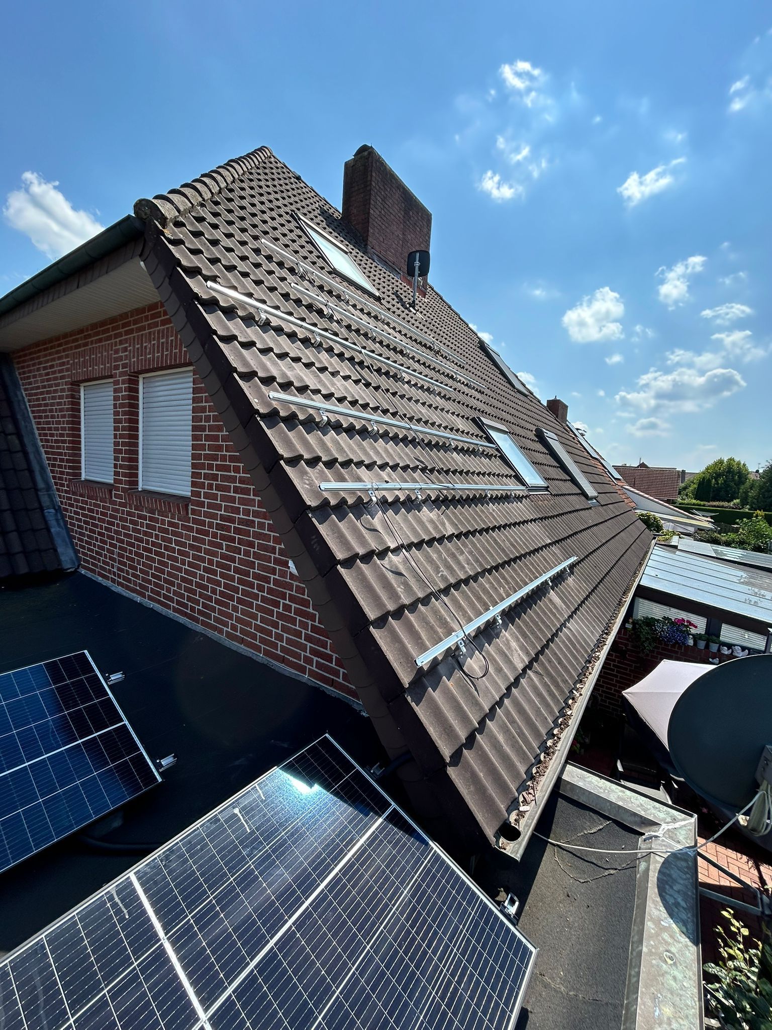 Ein Dach mit vielen Sonnenkollektoren darauf