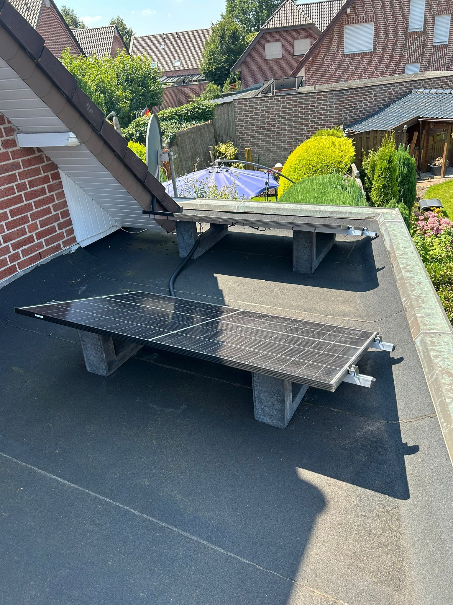 Auf dem Dach eines Hauses steht eine Bank.