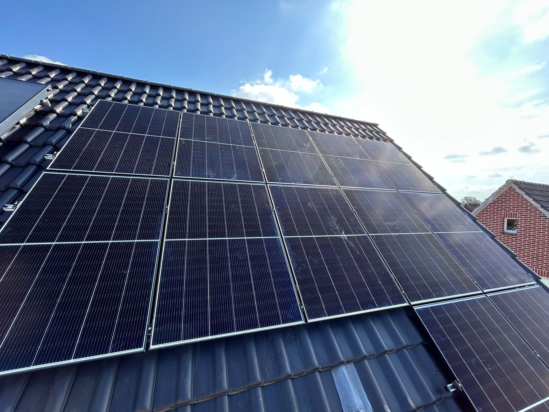 Ein Dach mit vielen Sonnenkollektoren darauf