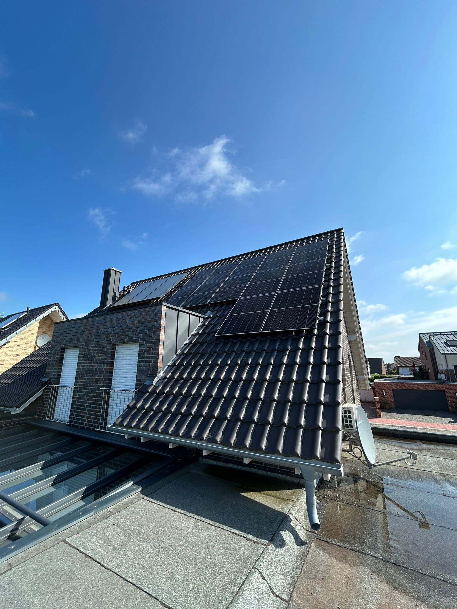 Ein Haus mit vielen Solarmodulen auf dem Dach.