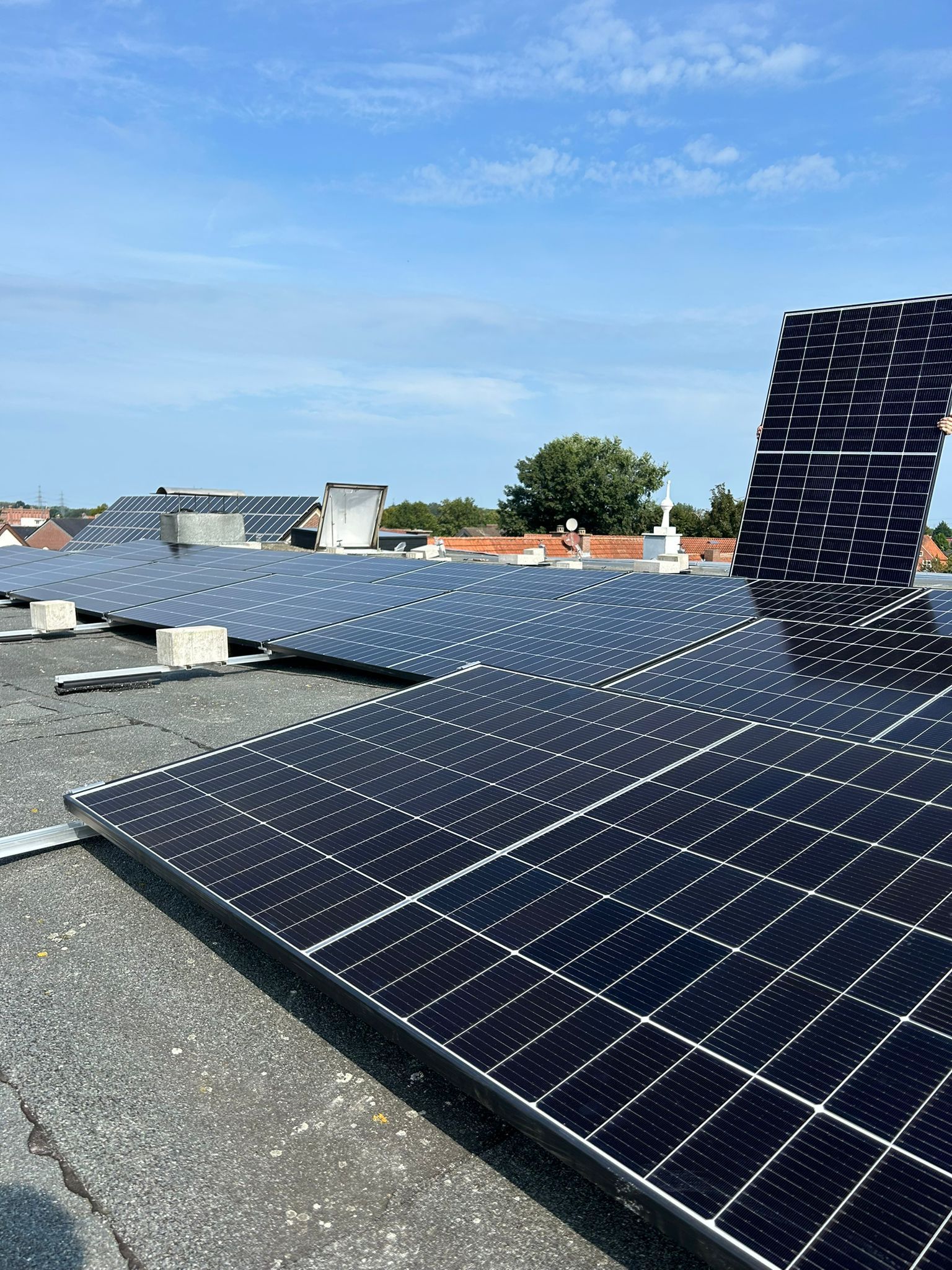 Eine Reihe von Solarmodulen auf einem Dach.