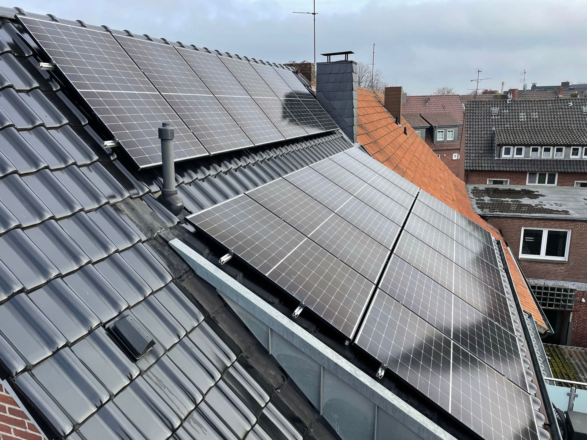 Ein Dach mit vielen Sonnenkollektoren darauf