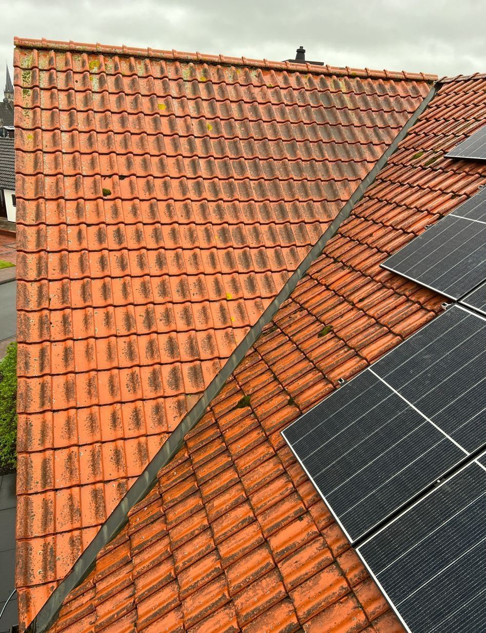 Ein Dach mit vielen Ziegeln und Solarzellen darauf.