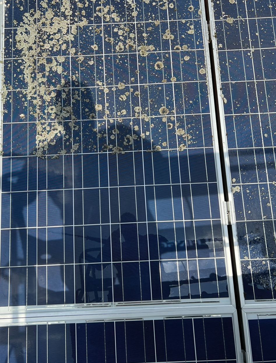 Eine Nahaufnahme eines Solarpanels mit viel Staub darauf