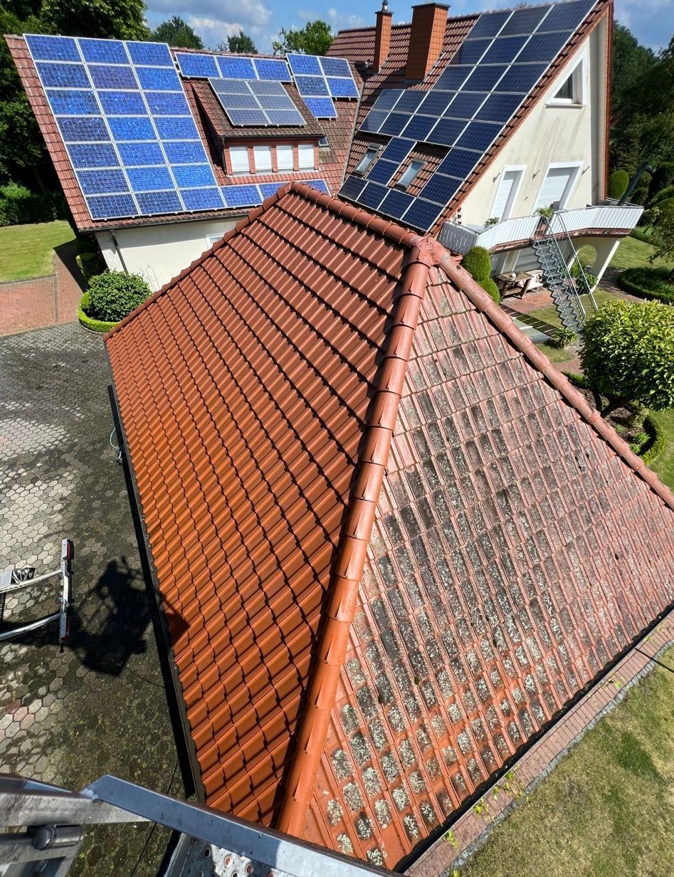 Das Dach eines Hauses mit Solarzellen darauf.