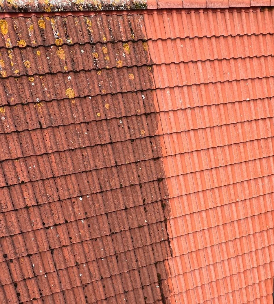 Eine Nahaufnahme eines Ziegeldachs vor und nach der Reinigung.