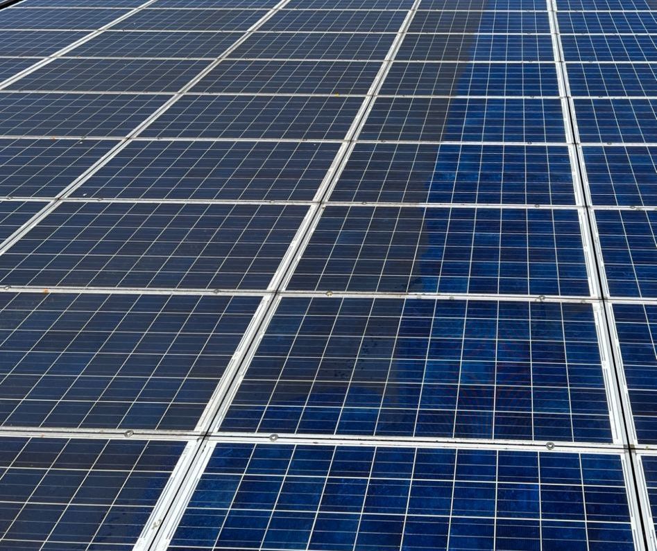 Eine Reihe blauer Solarmodule auf einem Dach