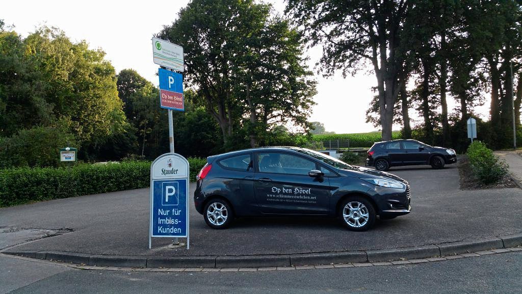 Ein Auto steht vor einem Parkschild auf dem Parkplatz des Schlemmerstübchens