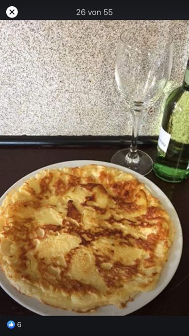 Pfannkuchen und ein Glas Wein auf einem Tisch