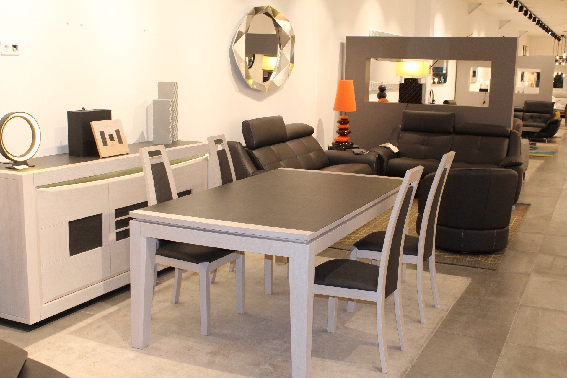 Salle à manger aménagée avec table de repas en céramique gris et beige