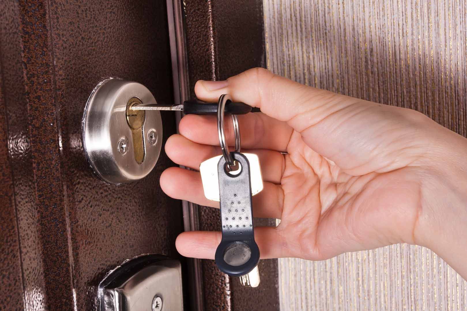 Une clé dans la serrure d'une porte