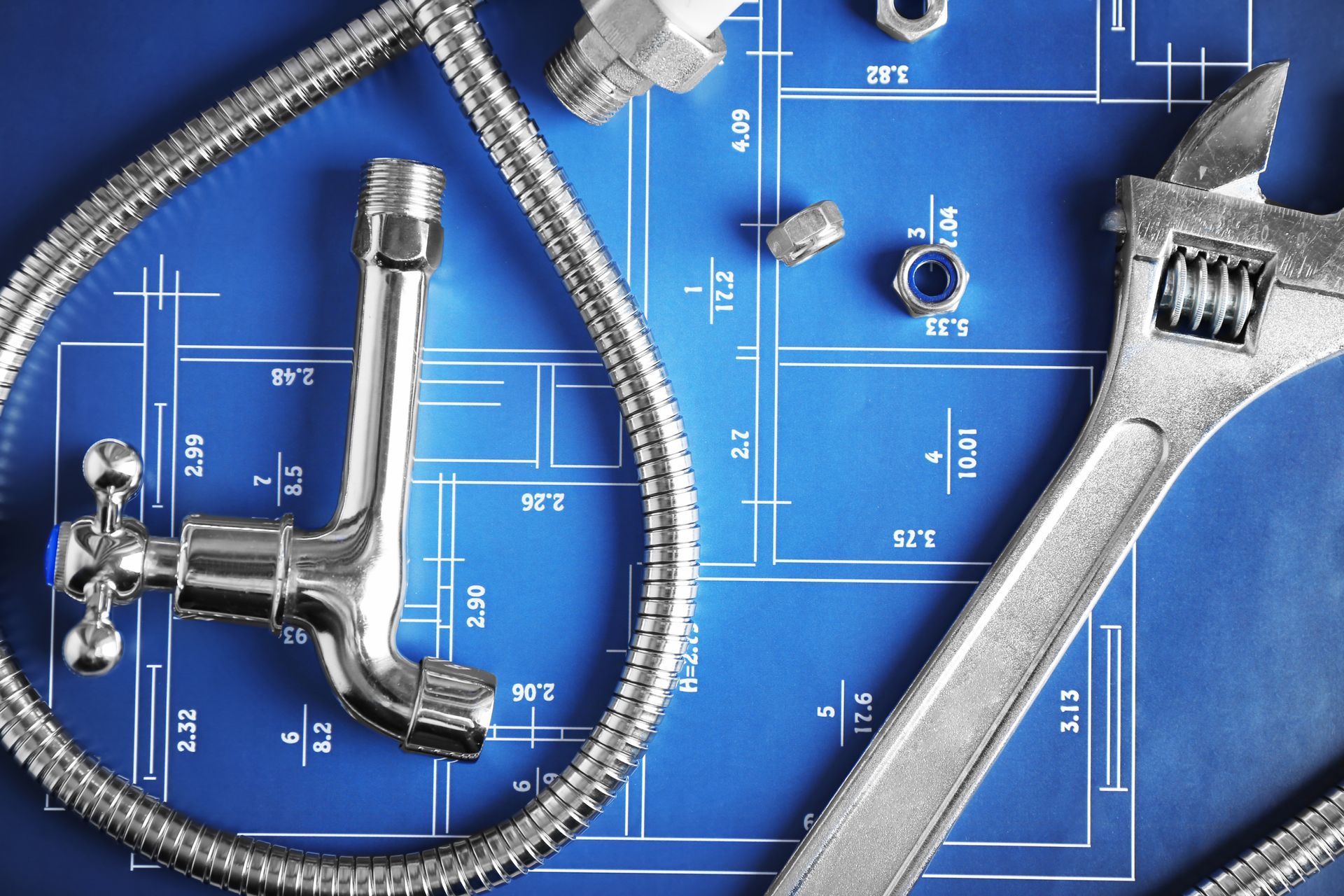 Robinet et outils sur des plans de salle de bains