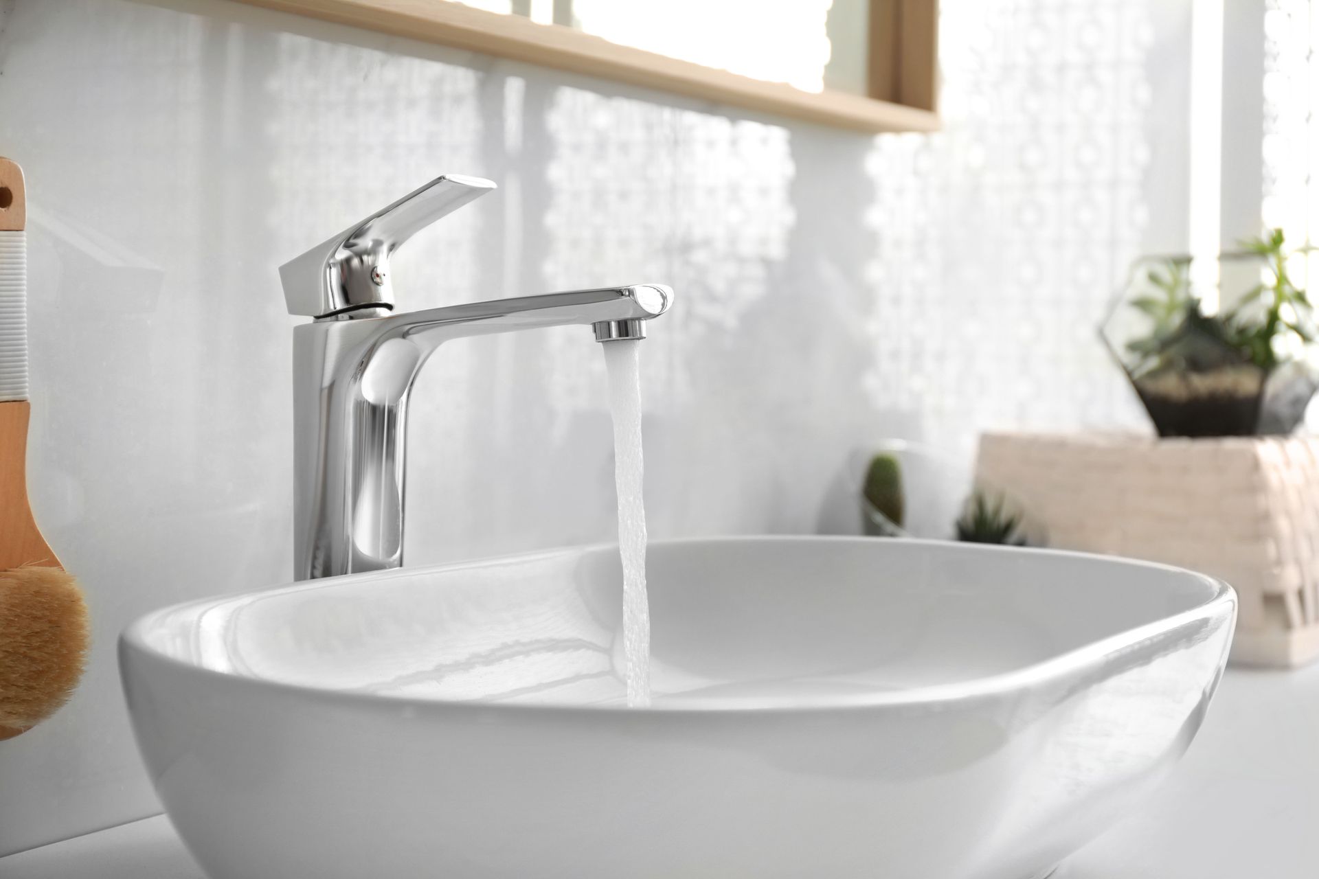 De l'eau coule d'un robinet