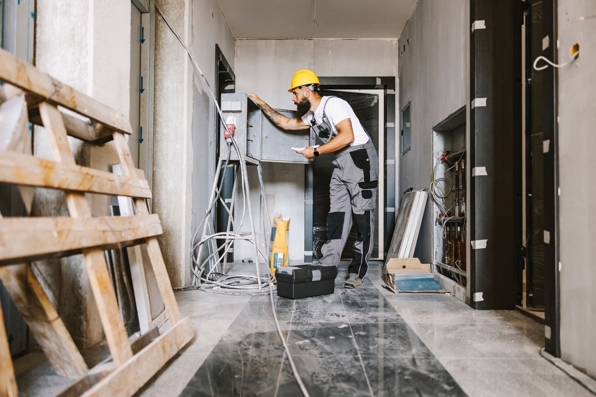 Un électricien dans une pièce en travaux
