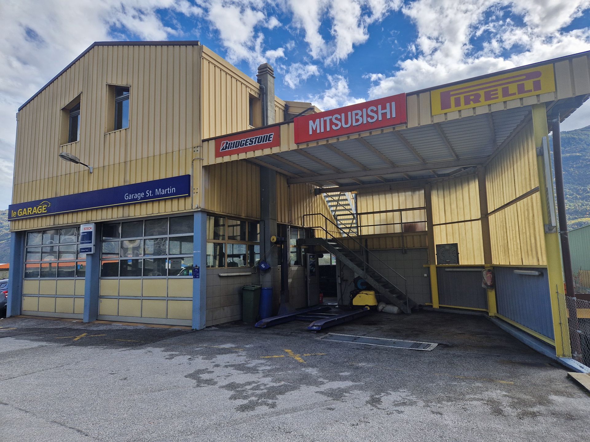 Un bâtiment avec un panneau indiquant Mitsubishi dessus