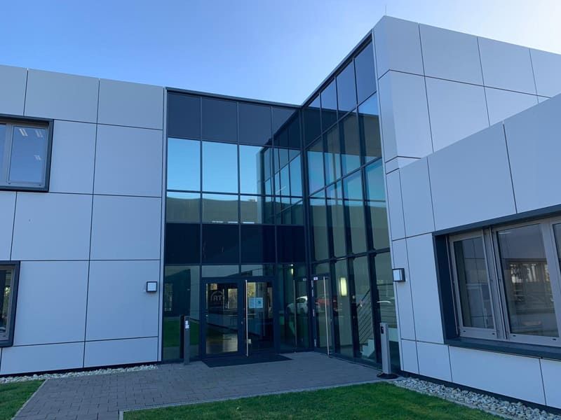 Ein großes Gebäude mit vielen Fenstern und einem großen Eingang.