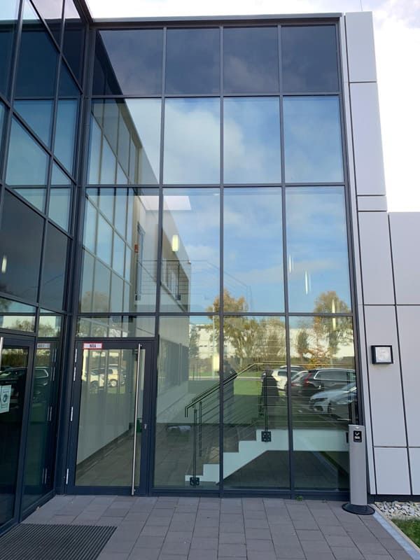 Ein Gebäude mit vielen Fenstern und Treppen