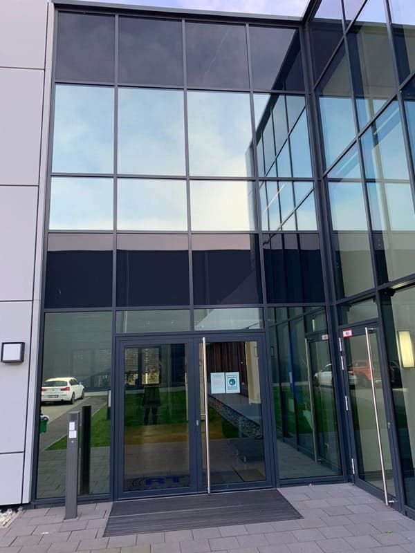 Ein Gebäude mit vielen Fenstern und Türen