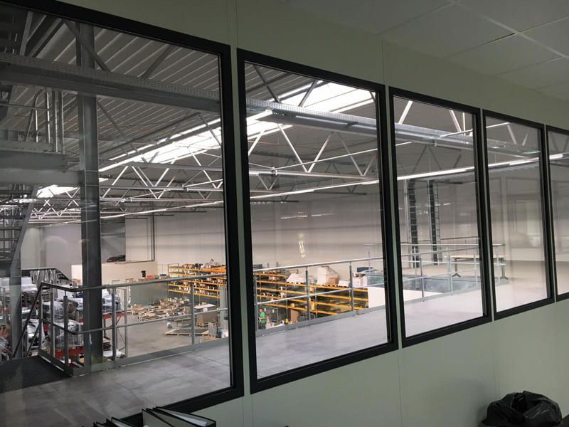 Ein Raum mit vielen Fenstern und einem Lagerhaus im Hintergrund