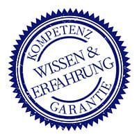 Ein blauer Stempel mit der Aufschrift „Wissen & Erfahrung Garantie“ darin.